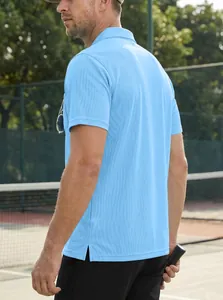 Rückansicht eines hellblauen, atmungsaktiven Herren-Poloshirts für Sommersport.