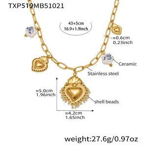 Détail du collier cœur en acier inoxydable doré avec perles en céramique et nacre