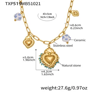 Vue détaillée d'un collier en acier inoxydable avec pendentifs cœur et mesures