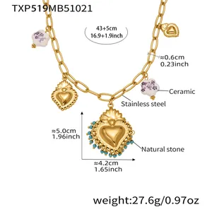 Vue détaillée d'un collier en acier inoxydable avec perles en céramique et pierres