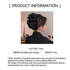 Vue détaillée d'une grande pince à cheveux à nœud multicouche noir sur un modèle