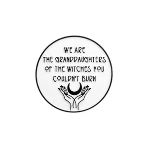 Witte ronde emaille speld met wassende maan en witch slogan gegraveerd ontwerp
