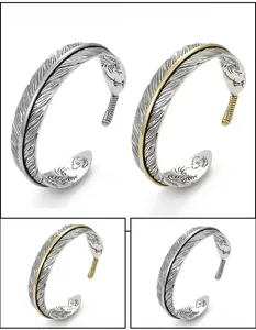 Detailansicht von Retro Silber- und Goldfeder-Armreifen mit filigranen Gravuren.