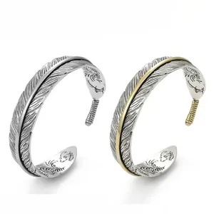 Vintage Feder-Armreif in Silber- und Goldtönen für Herren im Retro-Stil