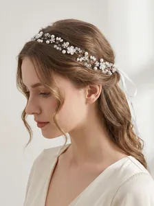 Vista dettagliata di un'elegante fascia da sposa con perle bianche e cristalli fini