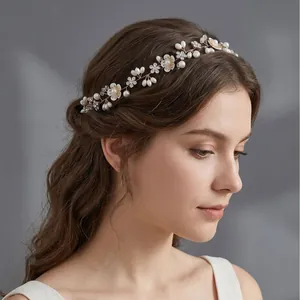 Elegante fascia da sposa con perle e fiori fatti a mano per acconciature da sposa.