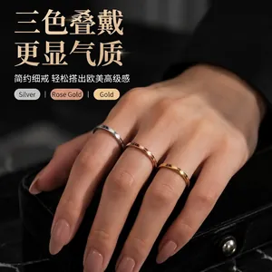 Elegante set van drie slanke roestvrijstalen ringen in zilver, goud en roségoud, gestapeld model
