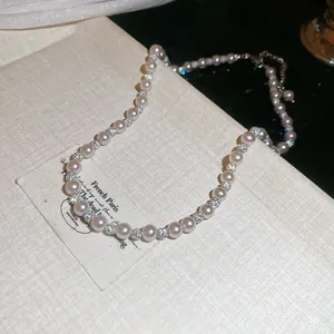 Elegante collana di perle placcata oro 18 carati con accenti di zirconi lucidi.