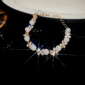 Elegante bracciale placcato oro 18K con perle bianche e scintillanti zirconi cubici