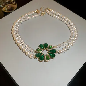 Élégant collier de perles à double rang avec un pendentif fleur en zircon vert vif