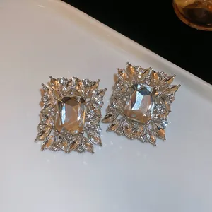 Boucles d'oreilles clous rectangulaires en zircon cubique avec finition argentée brillante