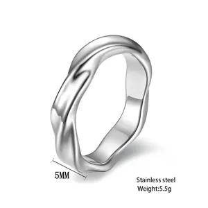 5MM wide Moebius twisted stainless steel ring, detail view showing 5.5g weight