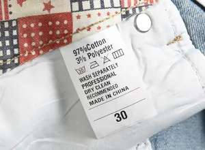 Gros plan de l'étiquette d'entretien d'un short en jean pour homme en coton mélangé