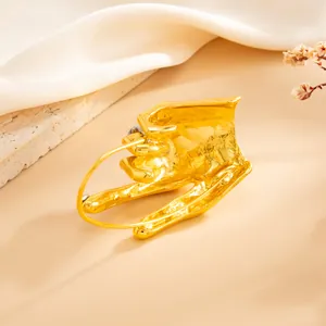 Vue détaillée d'un ear cuff baroque irrégulier doré texturé au design unique.