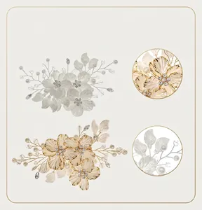 Vue détaillée de pinces à cheveux élégantes en fleurs avec perles et strass brillants.