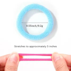 Detailaufnahme der elastischen Nylon-Haargummis zeigt die genaue Größe und Dehnbarkeit
