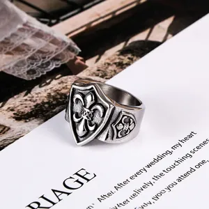 Bague vintage pour homme en acier titane avec fleur de lys et design de bouclier