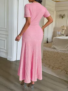 Vue arrière d'une élégante robe longue rose à manches courtes et texture gaufrée