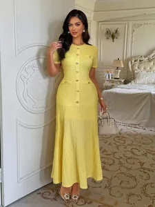 Robe maxi élégante en tweed jaune avec manches courtes, boutons dorés et coupe ajustée