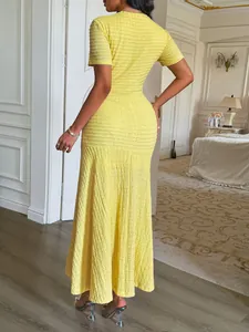 Vue arrière d'une robe longue jaune à manches courtes avec texture de tissu