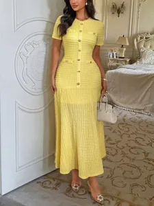 Robe mi-longue jaune texturée élégante à manches courtes et boutons dorés pour femmes