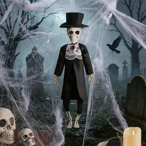 Atmosphärische Halloween Skelett-Bräutigam Hängedekoration mit Smoking im Friedhof