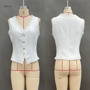 Vue avant et arrière d'un gilet sans manches blanc en dentelle vintage col V