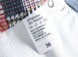 Detailansicht des Pflegeetiketts mit einer Zusammensetzung aus 97% Baumwolle und 3% Polyester