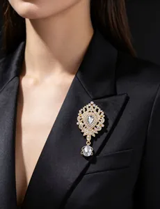 Gros plan d'une luxueuse broche couronne en cristal doré sur un blazer en satin noir