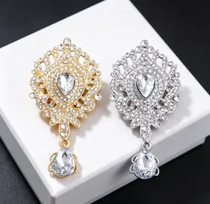 Broches couronne élégantes dorées et argentées avec détails en strass brillants.