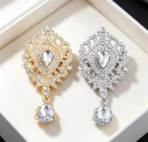 Broche couronne vintage luxueuse avec strass en cristal et pendentifs en goutte