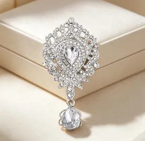 Vue détaillée en gros plan d'une broche couronne de luxe avec des strass brillants