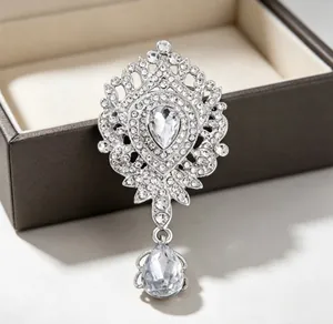 Vue détaillée d'une broche couronne argentée de luxe ornée de strass étincelants