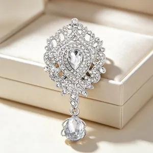 Broche couronne vintage luxueuse avec strass brillants et pendentif en cristal
