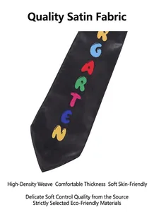 Detail van de zwarte satijnen afstudeersjerp voor de kleuterschool
