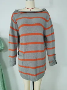 Vista dettagliata del maglione lavorato a maglia a righe grigie e arancioni da donna con tasca