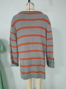 Vista posteriore di un maglione a righe grigie e arancioni a girocollo da donna.