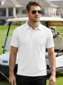Polo blanc à manches courtes pour homme avec poche sur un terrain de golf vert