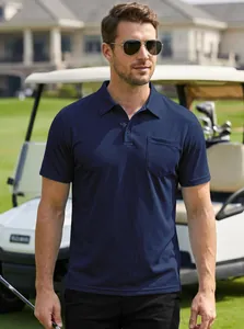 Polo bleu marine pour homme avec poche poitrine sur un terrain de golf ensoleillé