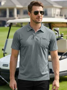 Détail d'un polo gris à manches courtes avec poche poitrine dans un décor de golf.