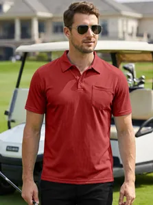 Polo élégant pour homme rouge à manches courtes avec poche sur un terrain de golf