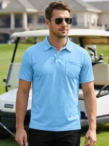 Vue détaillée du polo bleu clair respirant pour hommes avec poche de poitrine