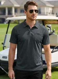 Polo gris foncé à manches courtes pour hommes avec poche sur un terrain de golf