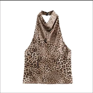 Vista dettagliata di un top a lupetto in raso con stampa leopardata elegante donna