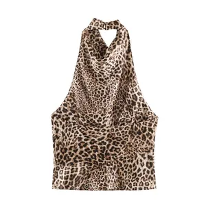 Vista dettagliata del top all'americana alla moda con stampa leopardata in seta