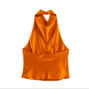 Vista posteriore dettagliata di un elegante top a lupetto in raso arancione lucido