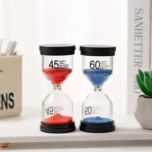 Detailansicht von 45- und 60-Minuten-Sandglas-Timer mit rotem und blauem Sand.