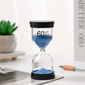 Nahaufnahme einer 60-Minuten-Sanduhr mit blauem Sand und schwarzen Deckeln.