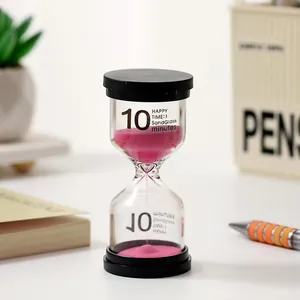 Detailansicht einer 10-Minuten-Sanduhr mit schwarzem Deckel und rosa Sand auf Tisch