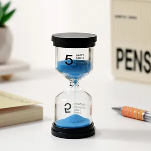 Detailansicht eines minimalistischen schwarzen Sanduhr-Timers mit blauem Sand-Dekor